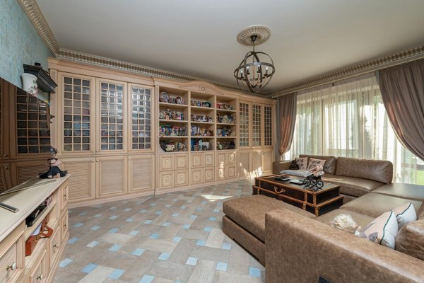 How Can Women in the UK Redefine Their Fashion Style?